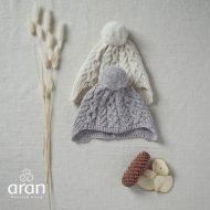 Kindermütze mit Bommel und Ohrenklappen – Bild 3