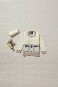 Kinderpullover mit Schafmotiven