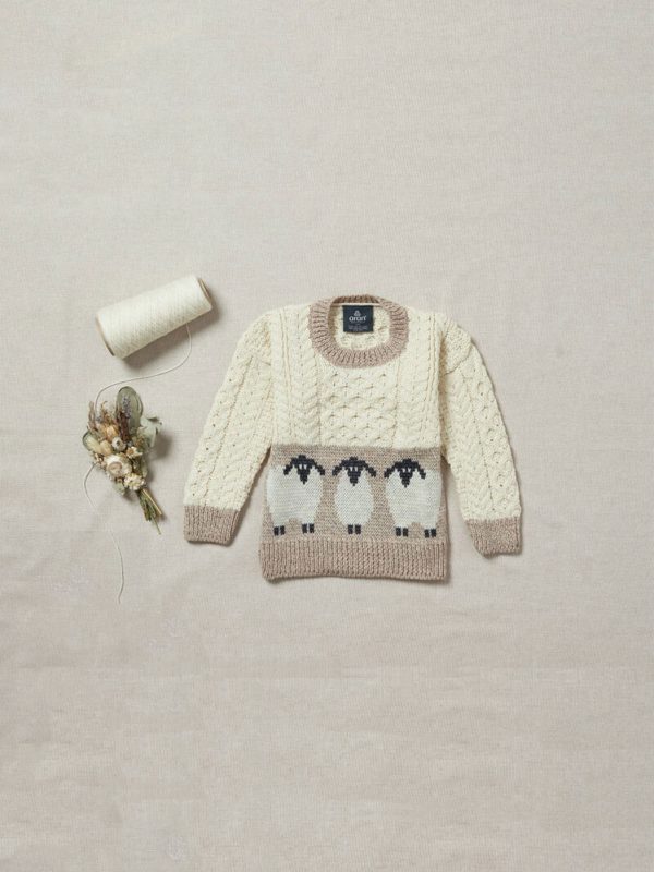 Kinderpullover mit Schafmotiven