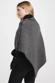 Poncho im Fischgrätmuster mit Knöpfen – Bild 11