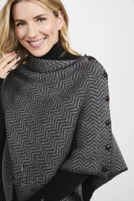 Poncho im Fischgrätmuster mit Knöpfen – Bild 8