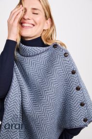Poncho im Fischgrätmuster mit Knöpfen – Bild 2