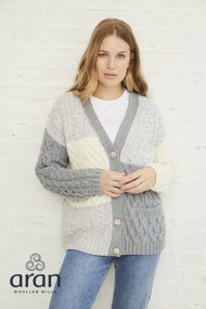 Dreifarbige Patchwork-Strickjacke