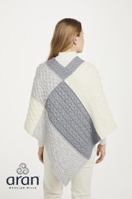 Dreifarbiger Patchwork-Poncho – Bild 4