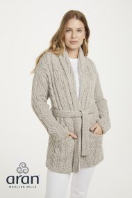 Strickjacke mit Schalkragen und Gürtel