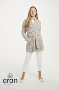 Strickjacke mit Schalkragen und Gürtel – Bild 2