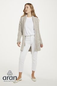 Strickjacke mit Schalkragen und Gürtel – Bild 3