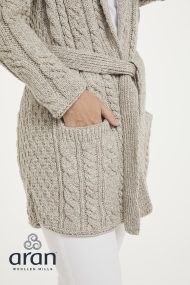 Strickjacke mit Schalkragen und Gürtel – Bild 4