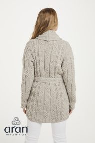 Strickjacke mit Schalkragen und Gürtel – Bild 5