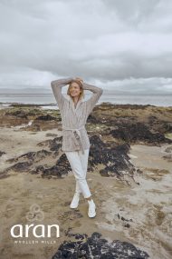 Strickjacke mit Schalkragen und Gürtel – Bild 6