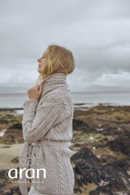 Strickjacke mit Schalkragen und Gürtel – Bild 7