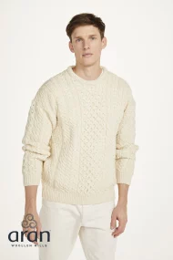 Klassischer Aran-Pullover – Crème (Unisex) - Image 4