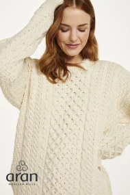 Klassischer Aran-Pullover – Crème (Unisex) - Image 3