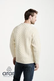 Klassischer Aran-Pullover – Crème (Unisex) - Image 5