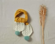 Dreifarbiger Kinderschal mit Bommel – Bild 2