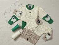 Kinderstrickjacke mit Knöpfen und Schafmotiven – Bild 2