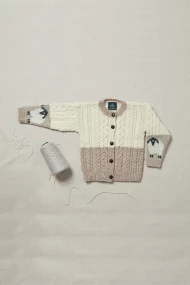 Kinderstrickjacke mit Knöpfen und Schafmotiven