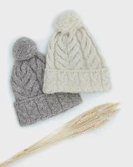 Bommelmütze mit Zopfmustern – Bild 4