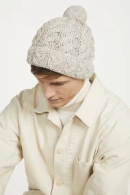 Bommelmütze mit Zopfmustern – Bild 2