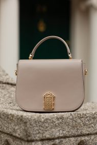 <span>Handtasche mit «Signature»-Verschluss</span> - <span>Taupe</span> – Bild 7