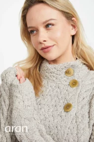 Asymmetrische Strickjacke mit Zopfmustern und drei Knöpfen - Image 4