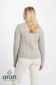Asymmetrische Strickjacke mit Zopfmustern und drei Knöpfen - Image 2