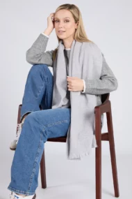 Schal aus Kaschmir und weicher Wolle – Perlgrau - Image 3