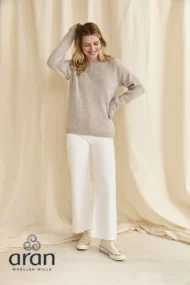 Schlichter Rundhalspullover – Beige-grau - Image 3