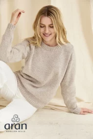 Schlichter Rundhalspullover – Beige-grau - Image 4