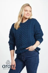 Klassischer Aran-Pullover – Ozeanblau (Unisex) – Image 4