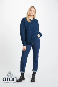 Klassischer Aran-Pullover – Ozeanblau (Unisex) – Image 6