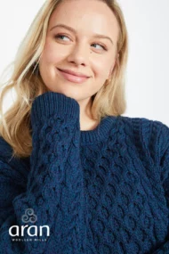 Klassischer Aran-Pullover – Ozeanblau (Unisex) – Image 5