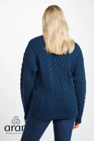 Klassischer Aran-Pullover – Ozeanblau (Unisex) – Image 7
