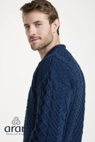 Klassischer Aran-Pullover – Ozeanblau (Unisex) – Image 3