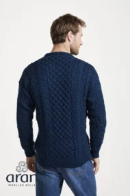 Klassischer Aran-Pullover – Ozeanblau (Unisex) – Image 2