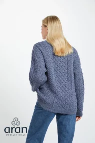 Klassischer Aran-Pullover – Denimblau (Unisex) - Image 2