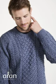 Klassischer Aran-Pullover – Denimblau (Unisex) - Image 6