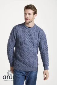 Klassischer Aran-Pullover – Denimblau (Unisex) - Image 4