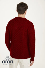 Klassischer Aran-Pullover – Dunkelrot (Unisex) - Image 2