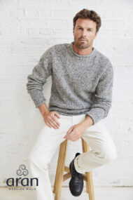 Donegal Tweed Rundhalspullover mit gerolltem Kragen – Hellgrau – Image 4