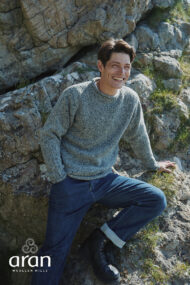 Donegal Tweed Rundhalspullover mit gerolltem Kragen – Hellgrau – Image 5