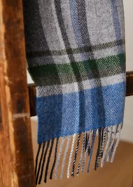 <span>Schal aus Lammwolle</span> – <span>Blau und Grau mit Tartanmuster</span> – Image 3