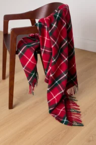 Überwurf «Ashford» aus Lammwolle – Karomuster in Grün und Rot - Image 2