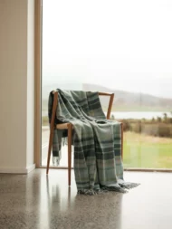 Überwurf «Rosslare» aus Lammwolle – Türkisblaues Tartanmuster - Image 3