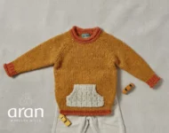 Rundhalspullover mit gerolltem Kragen und Kängurutasche für Kinder – Gelb/Orange/Crème - Image 3