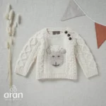 Handgestrickter Pullover für Babies mit Schafmotiv
