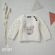 Handgestrickter Pullover für Babies mit Schafmotiv