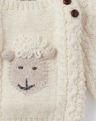 Handgestrickter Pullover für Babies mit Schafmotiv – Bild 2