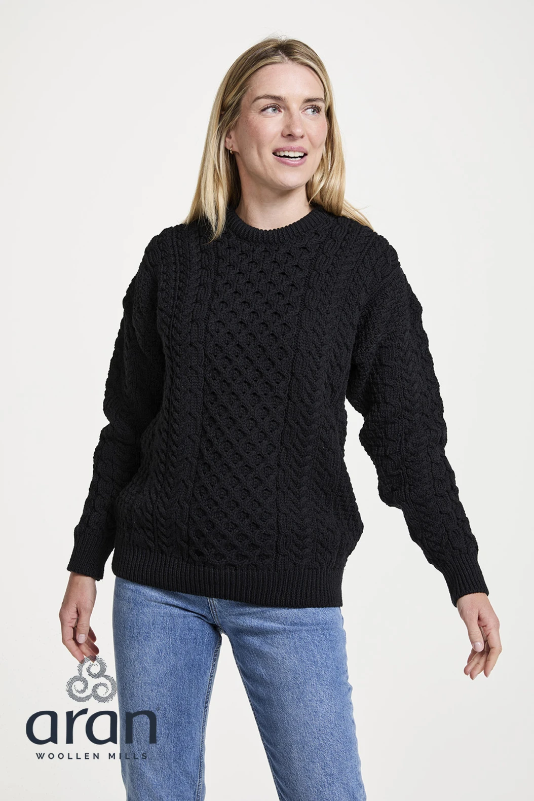 Unisex_Traditional_Aran_Sweater_Black_Original_2 Klassischer Aran-Pullover – Schwarz (Unisex) – Bild 1