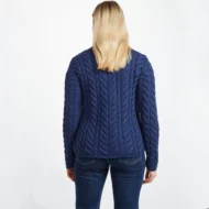 Weibliches Modell in asymmetrischer Strickjacke mit Zopfmustern und drei Knöpfen in Persischblau, Rücken